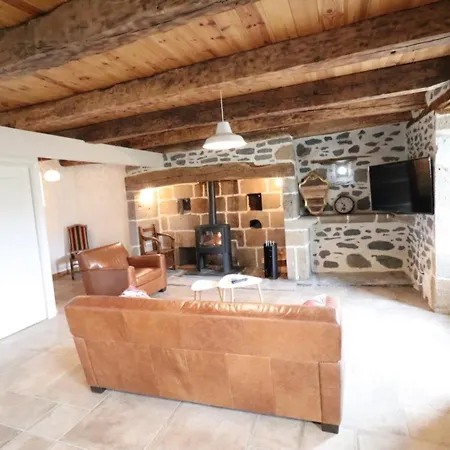 Nyaraló Maison De Caractere Pour 6 Pers Dans Le Cantal Avec Jardin, Cheminee, Animaux Admis - Fr-1-742-180 Le Monteil (Cantal)