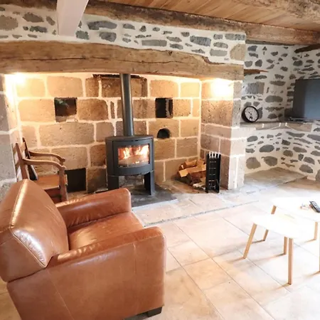 Maison De Caractere Pour 6 Pers Dans Le Cantal Avec Jardin, Cheminee, Animaux Admis - Fr-1-742-180 *