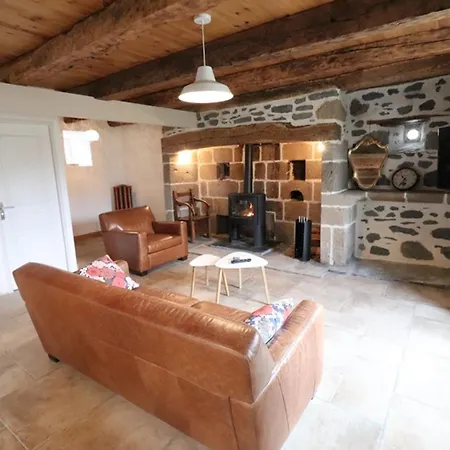 Maison De Caractere Pour 6 Pers Dans Le Cantal Avec Jardin, Cheminee, Animaux Admis - Fr-1-742-180 Nyaraló *