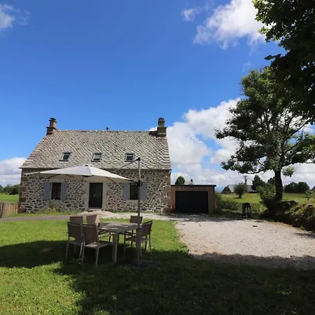 Maison De Caractere Pour 6 Pers Dans Le Cantal Avec Jardin, Cheminee, Animaux Admis - Fr-1-742-180 Le Monteil (Cantal)