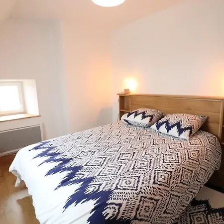 Maison De Caractere Pour 6 Pers Dans Le Cantal Avec Jardin, Cheminee, Animaux Admis - Fr-1-742-180